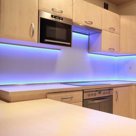 Светодиодная лента Apeyron 14,4W/m 60LED/m 5050SMD разноцветная 5M 00-310