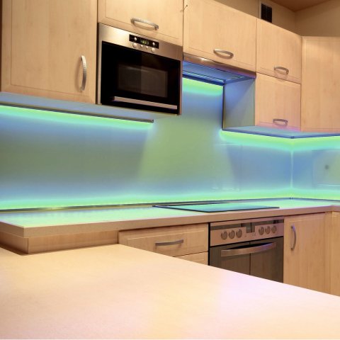 Светодиодная лента Apeyron 14,4W/m 60LED/m 5050SMD разноцветная 5M 00-310