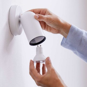 Лампа светодиодная диммируемая WiZ GU10 4,7W 2700K прозрачная Wi-Fi BLE 50W GU10 927 DIM 1PF/6 929002448102